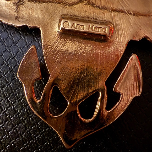 Vintage Signed “Ann Hand” Goldtone “Joint Forces” Brooch - Picture 5 of 9